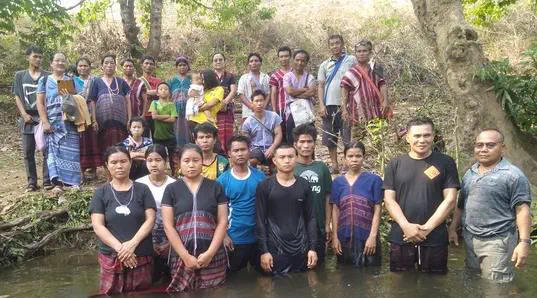 Chakrapong baptizes nine new believers.