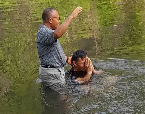 NHM Pastor Chakrapong baptizing Pansak.