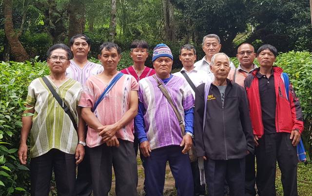 NHM Evangelist distributing food to Ta Song Yang villagers in the Tak Province.