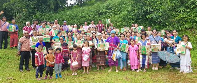 NHM Evangelist distributing food to Ta Song Yang villagers in the Tak Province.
