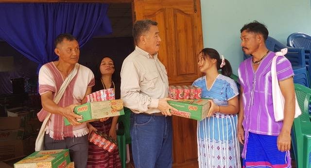 Evangelist Sukchai and his wife helped Jung hand out food donation items. 