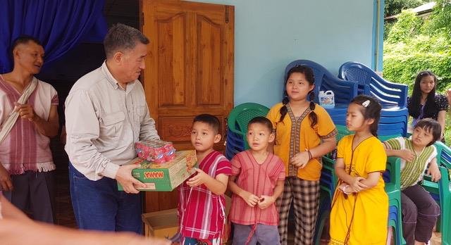 Two sisters and brothers received small food items from the New Heights Ministry. They are from a refugee camp and going to the Thai school nearby. Their parents are still in the refugee camp. 