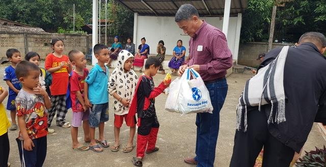 Jung handing out Christmas goodies to the children in Beroa village. 