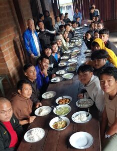      Mealtime for the Nong Bua Bible School students. 